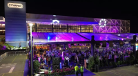 Visitantes participam de degustação durante a Feira de Vinhos do Comper em Campo Grande.