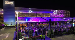 Visitantes participam de degustação durante a Feira de Vinhos do Comper em Campo Grande.