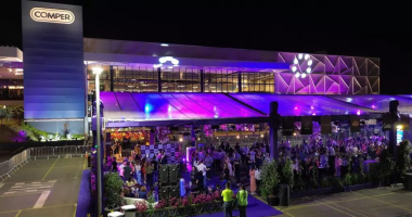 Visitantes participam de degustação durante a Feira de Vinhos do Comper em Campo Grande.