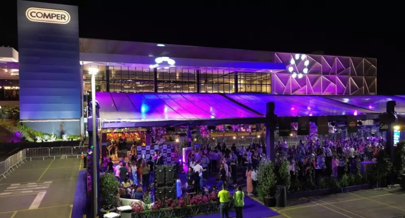 Visitantes participam de degustação durante a Feira de Vinhos do Comper em Campo Grande.