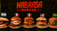 Hambúrgueres artesanais inspirados em diferentes países da Copa do Mundo dispostos sobre mesa rústica com ingredientes frescos e ambiente descontraído