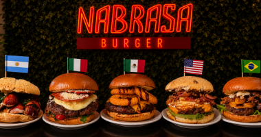 Hambúrgueres artesanais inspirados em diferentes países da Copa do Mundo dispostos sobre mesa rústica com ingredientes frescos e ambiente descontraído