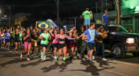 Corredores reunidos na edição passada do Dia do Corre, participando de uma corrida urbana noturna em Campo Grande.