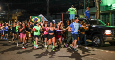 Corredores reunidos na edição passada do Dia do Corre, participando de uma corrida urbana noturna em Campo Grande.