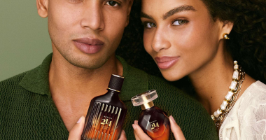 casal com duas fragrâncias do O Boticário para ilustrar a campanha de Dia dos Namorados