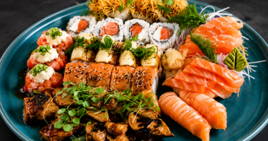Menu especial do Dia dos Namorados do Chez Rejala com combinado de sushi e sashimi, entradas variadas e sobremesa para duas pessoas