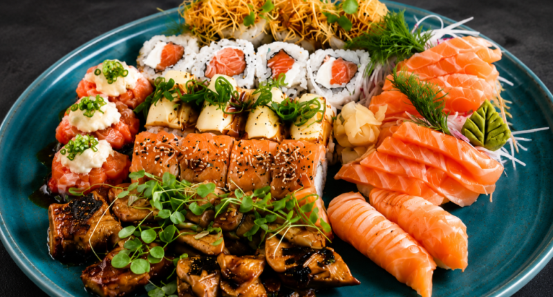 Menu especial do Dia dos Namorados do Chez Rejala com combinado de sushi e sashimi, entradas variadas e sobremesa para duas pessoas