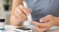 Profissional de saúde analisa exames relacionados ao diabetes durante acompanhamento de paciente.