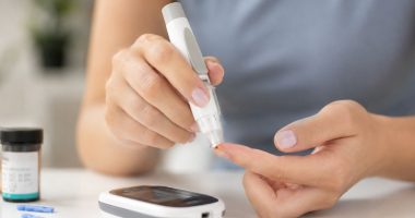 Profissional de saúde analisa exames relacionados ao diabetes durante acompanhamento de paciente.