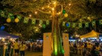 Público visita barracas da Feira do Baobá durante evento de gastronomia, artesanato e economia criativa em Campo Grande.