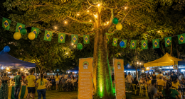 Público visita barracas da Feira do Baobá durante evento de gastronomia, artesanato e economia criativa em Campo Grande.