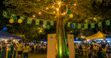 Público visita barracas da Feira do Baobá durante evento de gastronomia, artesanato e economia criativa em Campo Grande.