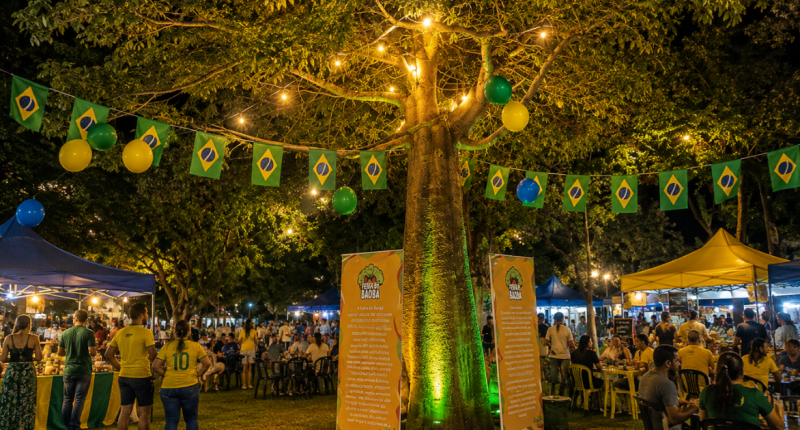 Público visita barracas da Feira do Baobá durante evento de gastronomia, artesanato e economia criativa em Campo Grande.