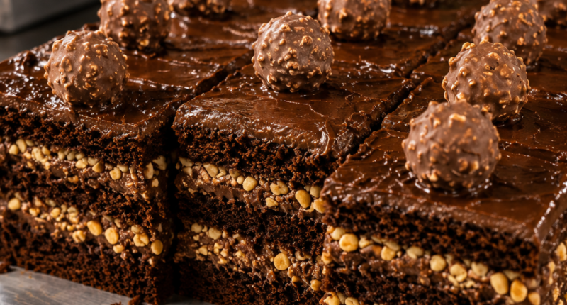 Fatia de bolo de chocolate artesanal com recheio cremosoe cobertura intensa durante o Festival de Fatias da Ala Wa Confeitaria Artesanal.