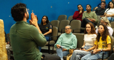 Participantes acompanham palestra sobre fotografia e marketing durante curso de comunicação religiosa em Campo Grande