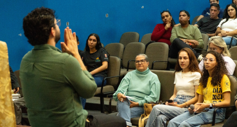 Participantes acompanham palestra sobre fotografia e marketing durante curso de comunicação religiosa em Campo Grande
