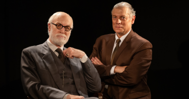 Cena da peça A Última Sessão de Freud, estrelada por Odilon Wagner e Marcello Airoldi