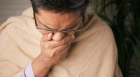 Pessoa utiliza garrafa de água e protege as vias respiratórias durante período de baixa umidade do ar.