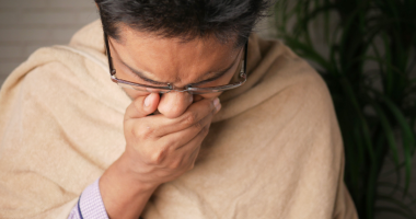 Pessoa utiliza garrafa de água e protege as vias respiratórias durante período de baixa umidade do ar.