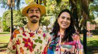 Felipe Monteiro e Jenny Benitez durante edição da Feira Borogodó, cercados por expositores, público e manifestações culturais em Campo Grande.