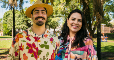 Felipe Monteiro e Jenny Benitez durante edição da Feira Borogodó, cercados por expositores, público e manifestações culturais em Campo Grande.