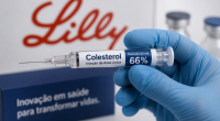 Profissional de saúde segura seringa utilizada em tratamento inovador para redução do colesterol e prevenção de doenças cardiovasculares.
