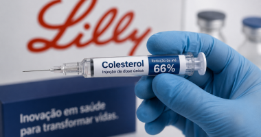 Profissional de saúde segura seringa utilizada em tratamento inovador para redução do colesterol e prevenção de doenças cardiovasculares.