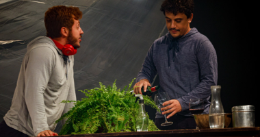Atores se apresentam em espaço intimista durante espetáculo teatral do grupo Fulano di Tal em Campo Grande.