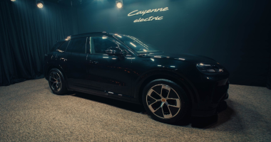 Novo Porsche Cayenne Electric durante apresentação exclusiva para clientes e convidados no Porsche Center Campo Grande.