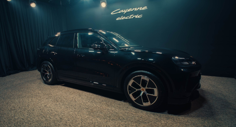 Novo Porsche Cayenne Electric durante apresentação exclusiva para clientes e convidados no Porsche Center Campo Grande.