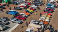 Veículos antigos expostos durante encontro automobilístico em Campo Grande com visitantes observando modelos clássicos restaurados.