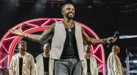 Alexandre Pires canta durante apresentação do projeto Pagonejo Bão em show com repertório de pagode e sertanejo.