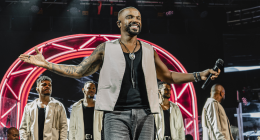 Alexandre Pires canta durante apresentação do projeto Pagonejo Bão em show com repertório de pagode e sertanejo.
