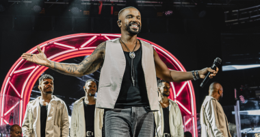 Alexandre Pires canta durante apresentação do projeto Pagonejo Bão em show com repertório de pagode e sertanejo.