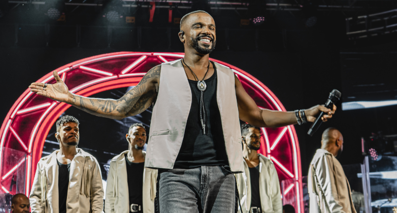 Alexandre Pires canta durante apresentação do projeto Pagonejo Bão em show com repertório de pagode e sertanejo.