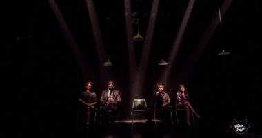 Elenco da Cia Ofit durante cena do espetáculo "Três Vírgula Quatro Graus na Escala Richter", apresentado no Teatro Prosa, em Campo Grande.