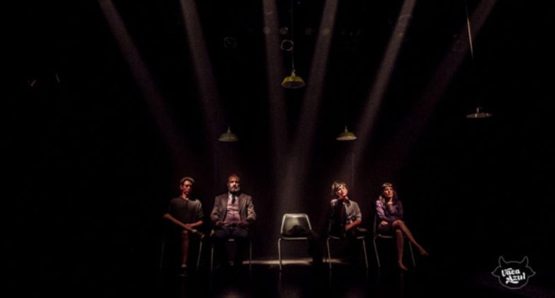 Elenco da Cia Ofit durante cena do espetáculo "Três Vírgula Quatro Graus na Escala Richter", apresentado no Teatro Prosa, em Campo Grande.