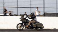 Motocicletas Harley-Davidson competindo em prova de arrancada durante o El Camino Drag Race.