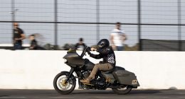 Motocicletas Harley-Davidson competindo em prova de arrancada durante o El Camino Drag Race.
