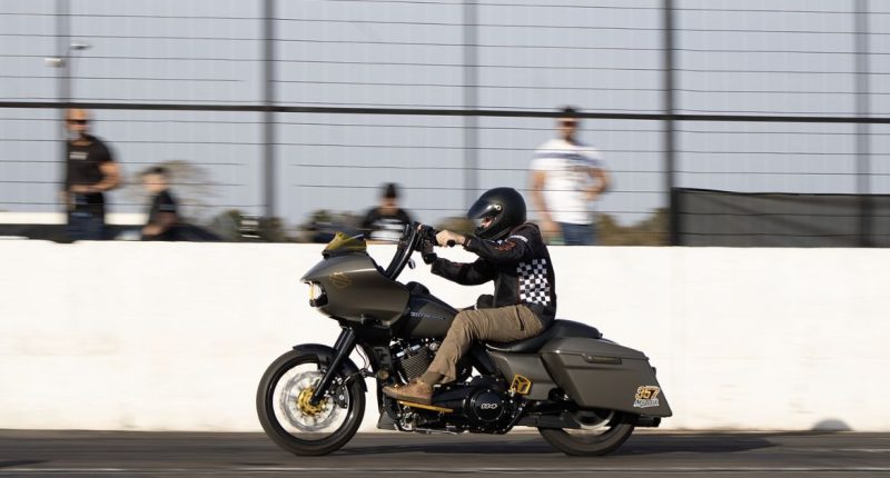 Motocicletas Harley-Davidson competindo em prova de arrancada durante o El Camino Drag Race.