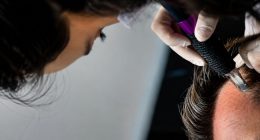 Profissional realiza tratamento capilar utilizando tecnologia baseada em exossomos para estimular a regeneração dos fios.