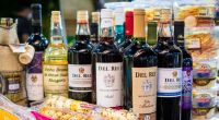 Garrafas de vinho, queijos artesanais, embutidos e produtos típicos do Sul expostos em um estande da 19ª FenaSul, realizada no Parque de Exposições Laucídio Coelho, em Campo Grande.
