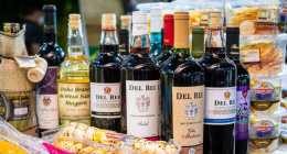 Garrafas de vinho, queijos artesanais, embutidos e produtos típicos do Sul expostos em um estande da 19ª FenaSul, realizada no Parque de Exposições Laucídio Coelho, em Campo Grande.