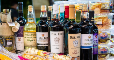 Garrafas de vinho, queijos artesanais, embutidos e produtos típicos do Sul expostos em um estande da 19ª FenaSul, realizada no Parque de Exposições Laucídio Coelho, em Campo Grande.