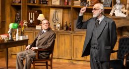 Atores de "A Última Sessão de Freud" durante apresentação teatral seguida de debate com o público