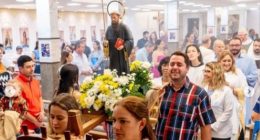 Fiéis participam da Festa de São Bento no Santuário Nossa Senhora da Abadia, em Campo Grande.
