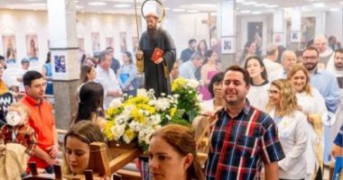 Fiéis participam da Festa de São Bento no Santuário Nossa Senhora da Abadia, em Campo Grande.