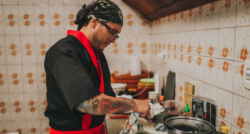 Pai preparando uma refeição para a família