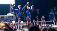 Liam e Noel Gallagher durante a turnê de reunião do Oasis em cena do documentário Don't Look Back in Anger.