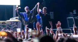 Liam e Noel Gallagher durante a turnê de reunião do Oasis em cena do documentário Don't Look Back in Anger.